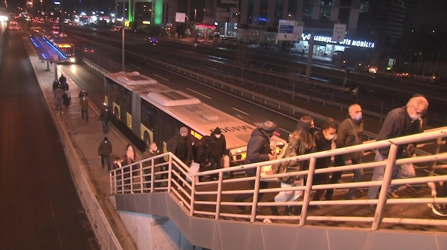 56 saatlik kısıtlama sona erdi, İstanbul yollarında hareketlilik başladı.