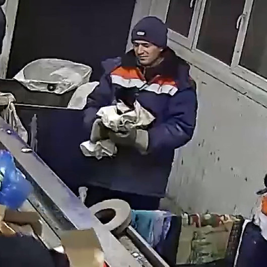 Rusyada, arıtma tesisinde çuvalda bulunan kedi ölümden kurtarıldı
