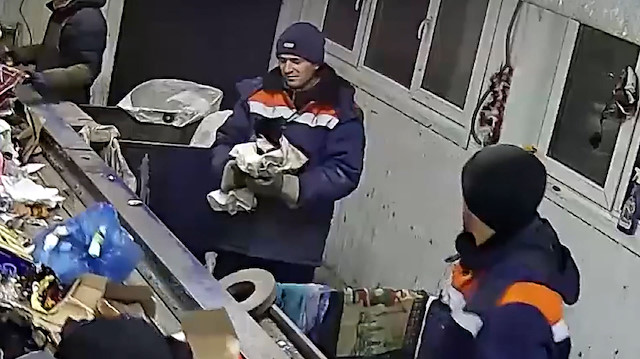 Rusya'da, arıtma tesisinde çuvalda bulunan kedi ölümden kurtarıldı