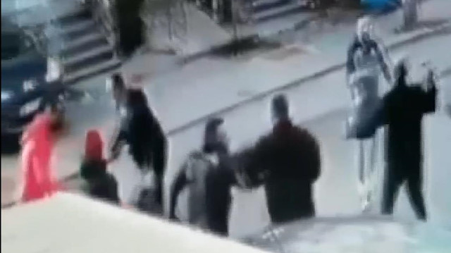 Tamirhanede levye ve sopalı kavga görüntüleri kameralara yansıdı
