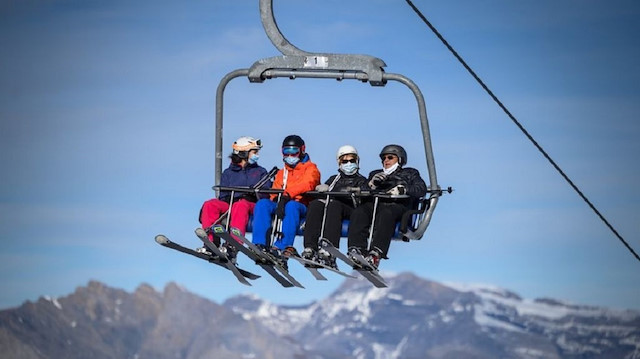İngiltere'den İsviçre'ye kayak tatili sebebiyle 3 bin 500 turist gitti.