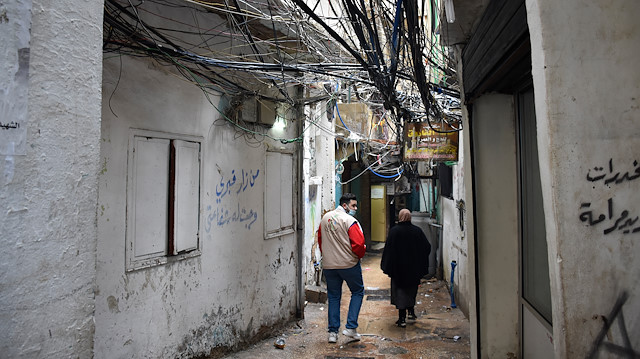 Filistinli mülteciler , Lübnan başta olmak üzere bir çok yerde kamplarda hayatlarını idame ettirmeye çalışıyor.