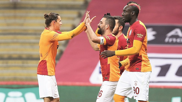 Evinde Göztepe’yi ağırlayan Galatasaray, rakibini 3-1 mağlup ederek lider Alanyaspor’la  puanını  eşitledi.