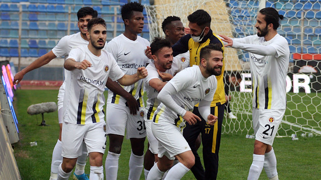 Menemensporlu futbolcuların Adanaspor maçında yaşadığı gol sevinci.