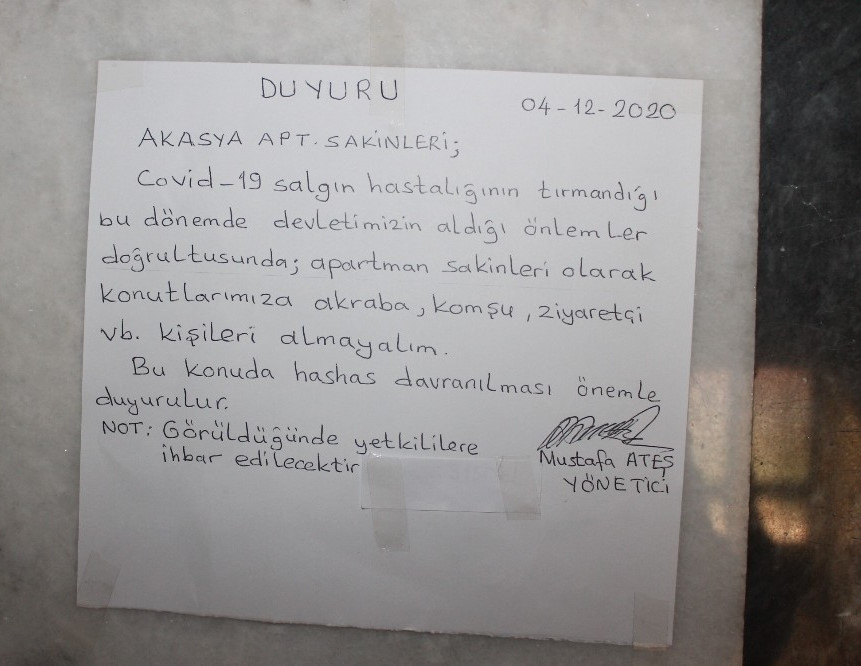 Apartman yöneticisi tüm bina sakinlerinin okuması için bir duyuru yazısı astı.