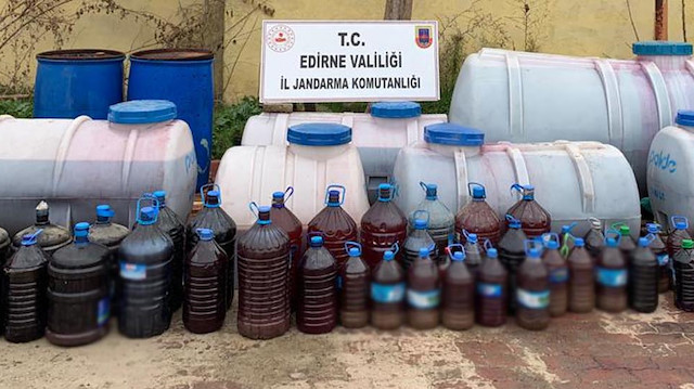 Operayonda arama yapan jandarma ekipleri, bidonlar içinde 4 bin 950 litre sahte şarap ele geçirildi.