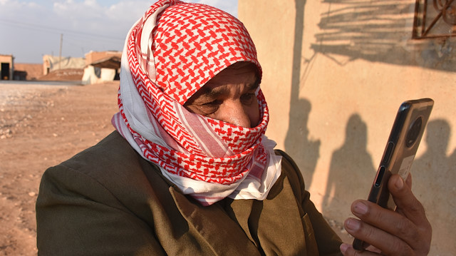 6 yıl önce köyünün terör örgütü DEAŞ işgalindeyken ailesiyle Türkiye’ye sığındığını anlatan Mamo, ölen yakınlarının eski fotoğraflarına bakarken gözyaşlarını tutamadı.