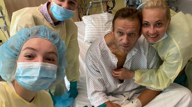 Komadan çıkan Rus muhalif Navalnıy, ailesiyle çekilmiş fotoğrafını yayınlamıştı. 

