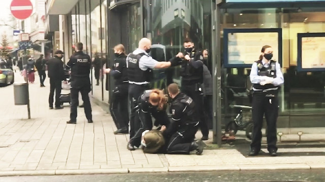 Alman polisi, başörtülü kadına bebeğinin önünde şiddet uyguladı.
