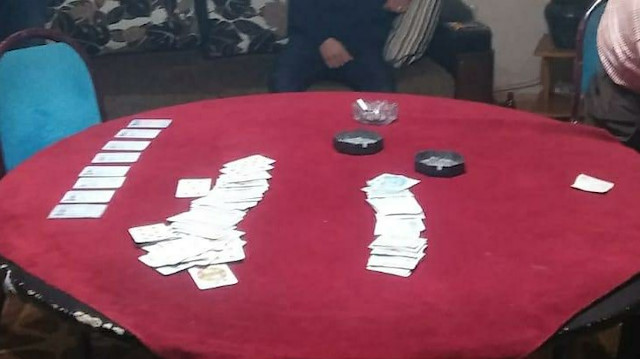 Kumar oynarken yakalanan 8 kişiye hem kumar oynamaktan hem de koronavirüs yasaklarını ihlal etmekten ceza kesildi.