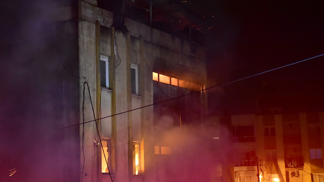 İzmir'de 4 katlı atık fabrikasında yangın