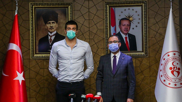 Gençlik ve Spor Bakanı Mehmet Muharrem Kasapoğlu, milli yüzücülerimizden Emre Sakçı'yı makamında kabul etti.