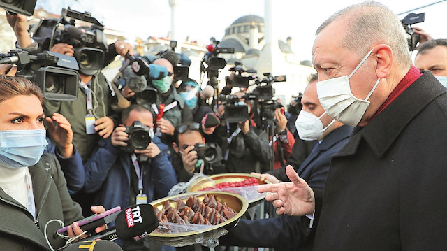 Erdoğan, gazetecilere cevizli sucuk ve lokum ikram etti.