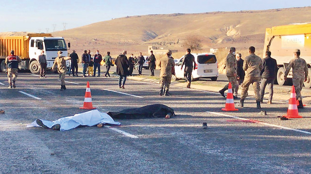 Kavga nedeniyle karayolu ulaşıma kapandı. Ortalığın savaş alanına döndüğü olay yerine çok sayıda ambulans ve jandarma ekibi sevk edildi. ​