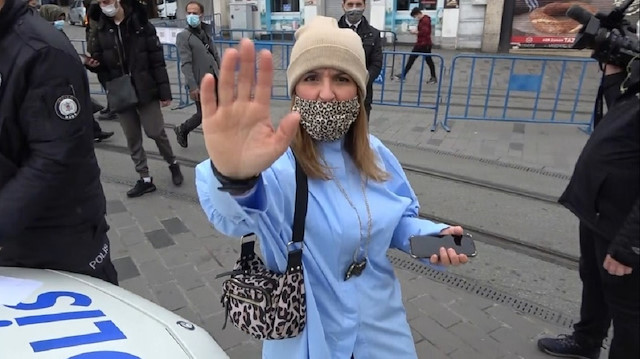 Turist kadının gazetecilere saldırdığı anlar kameralara yansıdı. 