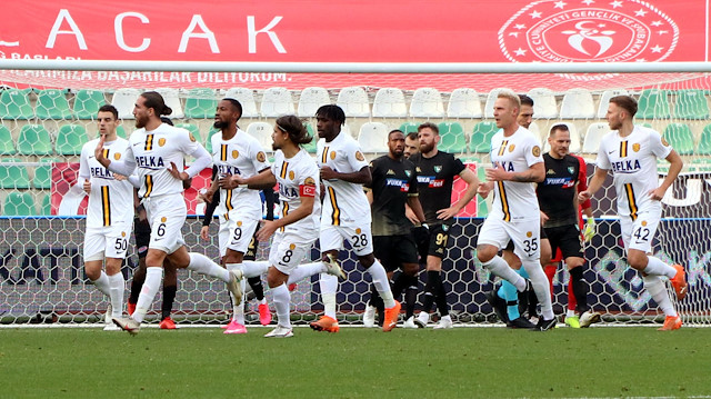 Ankaragcülü futbolcuların gol sevinci.