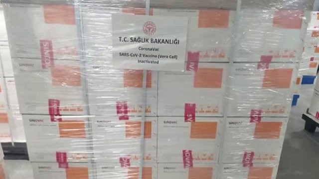 TRT Haber Türkiye'ye gönderilecek aşıların tutulduğu depoyu görüntüledi.
