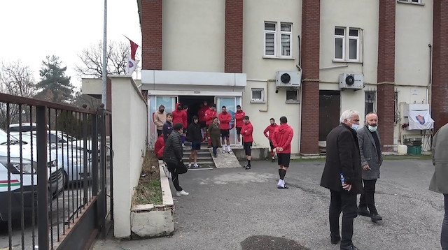 Futbolcular haciz işlemlerini kapı önünde takip etti.