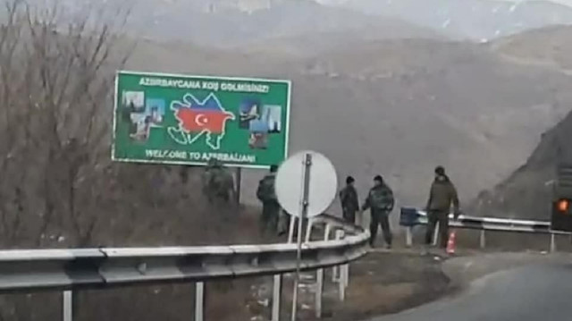 Karabağ girişindeki tabelada Azerice ve İngilizce "Azerbaycan'a hoş geldiniz" yazıyor.