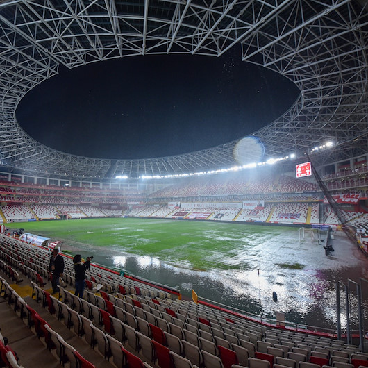 Antalyaspor-Hatayspor maçı yoğun yağmur nedeniyle ertelendi