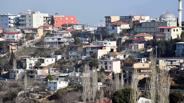 İzmir'de gecekondu yoğunluğu göze çarpıyor.