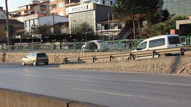 Denetimlerde polis ekiplerini gören bazı sürücüler araçları ile geri geri giderek uygulama noktasından kaçmaya çalıştı.