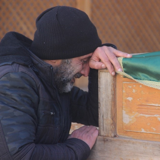 Hayırlı evlattan yatalak anneye son görev: Yıllarca sırtında gezdirdiği annesinin bu defa tabutunu sırtladı