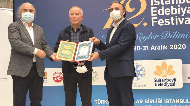 Mehmet Şeker’e ödülü şair Ali Ural ve TYB İstanbul Şubesi Başkanı Mahmut Bıyıklı tarafından takdim edildi.