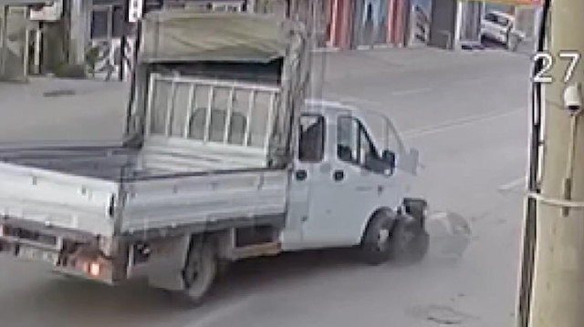 Trafik kazasının görüntüleri saniye saniye güvenlik kamerasına yansıdı