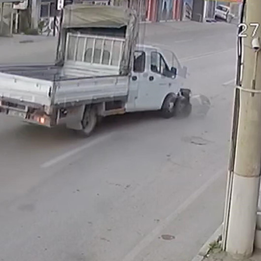 Trafik kazasının görüntüleri saniye saniye güvenlik kamerasına yansıdı