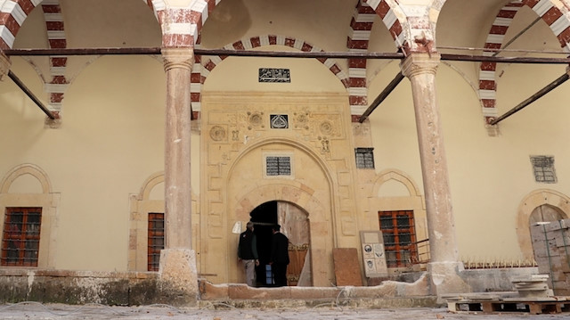 ألازيغ التركية.. التنقيب عن زخارف على جدران مسجد أثري
