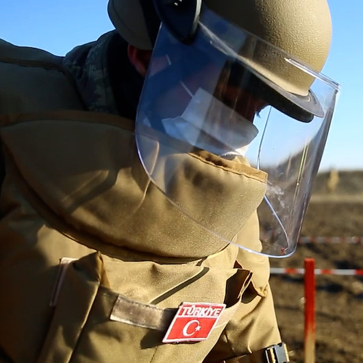 Azerbaycanda görevli Mehmetçik, işgalden kurtarılan bölgelerde mayınlı arazileri temizliyor