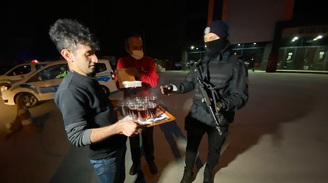 Kısıtlamadan muaf olan vatandaş, polise sürpriz hazırlayarak çay ikramında bulundu.