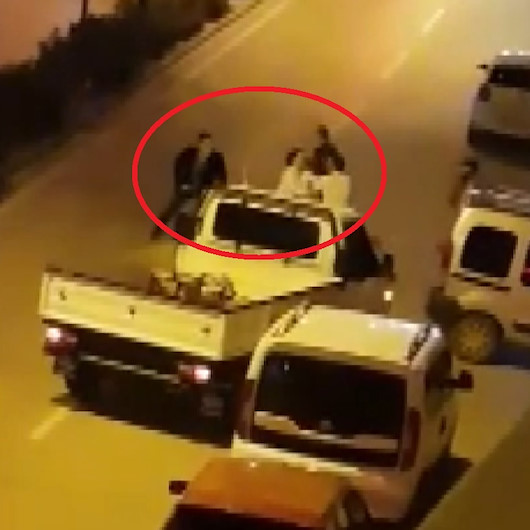 Tekme ve yumruklu yol verme kavgası kamerada