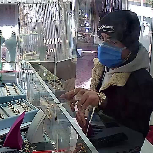 Manisada kuyumcudan 30 bin liralık yüzük tablası hırsızlığı kamerada