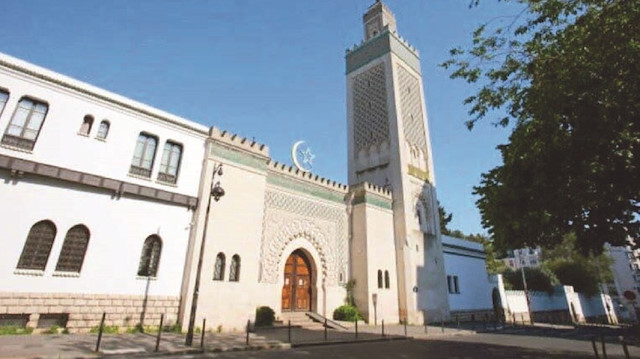 İslam’a karşı geniş bir kampanya yürütülen Fransa’da 2017’den bu yana 15 ibadethane, 4 okul ve 13 hayırsever ve kültürel kurum kapatıldı.