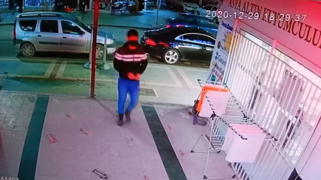  Kocaeli'de iki kişiyi bıçaklayan vatandaşın görüntüsü güvenlik kameralarına yansıdı.