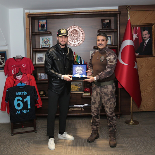 Trabzon Emniyet Müdürü Metin Alper, Yusuf Yazıcıyı maç oynamaya davet etti