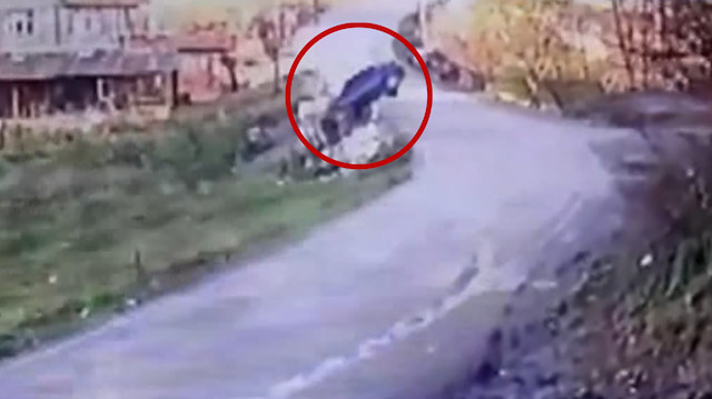 Kontrolden çıkan otomobilin bahçeye uçtuğu anlar kamerada