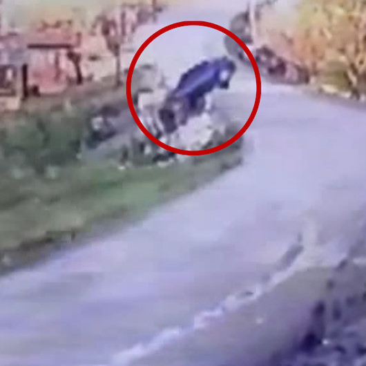 Kontrolden çıkan otomobilin bahçeye uçtuğu anlar kamerada