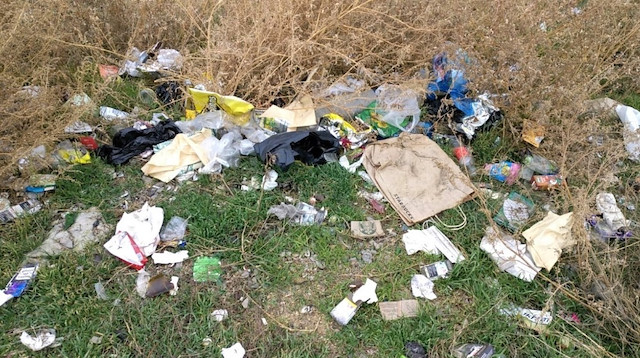 Vatandaşın manzara izlemek için gittiği Şahin Tepesi olarak bilinen bölgedeki çöpler.