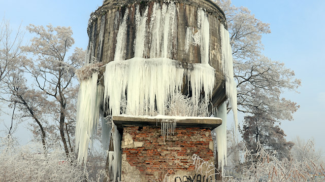 Erzurum'da soğuk havanın etkisiyle buz sarkıtları oluştu.