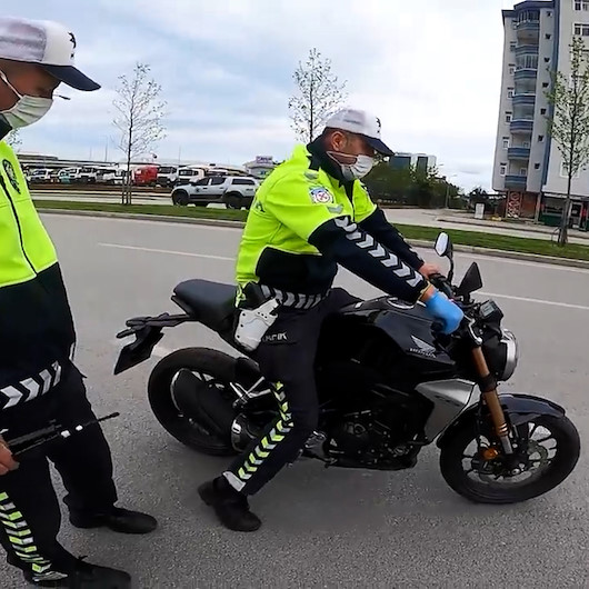 Trafik polisi ile motosiklet sürücüsü arasındaki diyalog tebessüm ettirdi: Ben binebilir miyim buna?