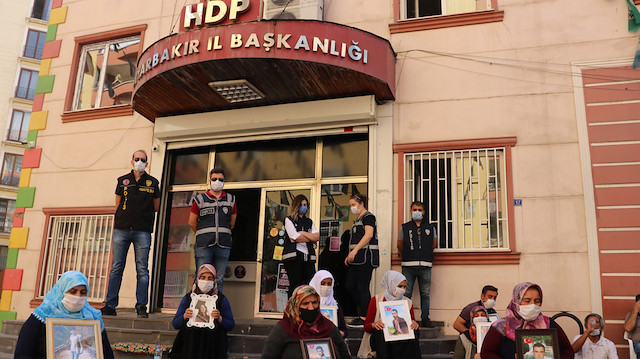Diyarbakır Anneleri, PKK tarafından aldatılan veya kaçırılan çocuklarına kavuşma ümidiyle bir buçuk yıldır HDP'nin Diyarbakır binasında oturma eylemi yapıyor.