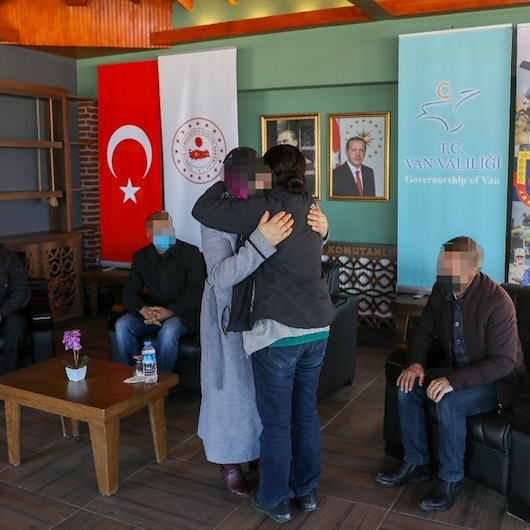 Vanda teslim olan PKKlı kadın terörist ailesiyle buluşturuldu