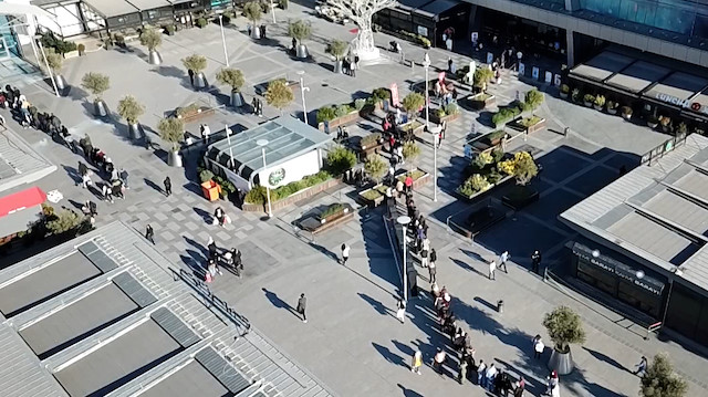 Kısıtlamaya saatler kala AVM girişindeki yeni yıl alışverişi kuyruğu havadan görüntülendi