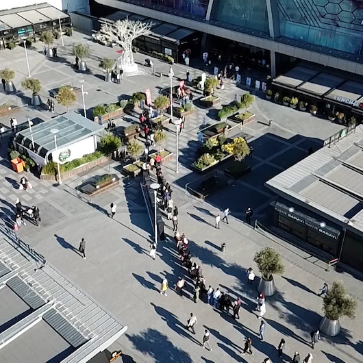 Kısıtlamaya saatler kala AVM girişindeki yeni yıl alışverişi kuyruğu havadan görüntülendi