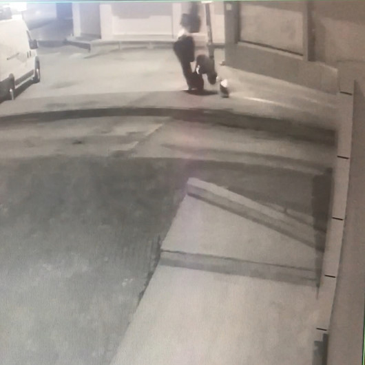 Genç kuryenin, elektrikli bisikletiyle takla attığı anlar kamerada
