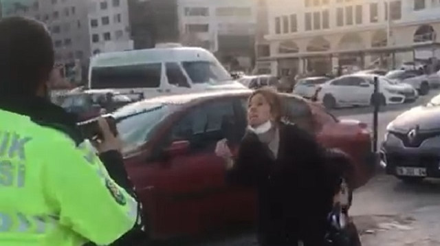 Otoparka giden kadın, cezayı ödemeden gitmek isteyince polisler engel oldu.