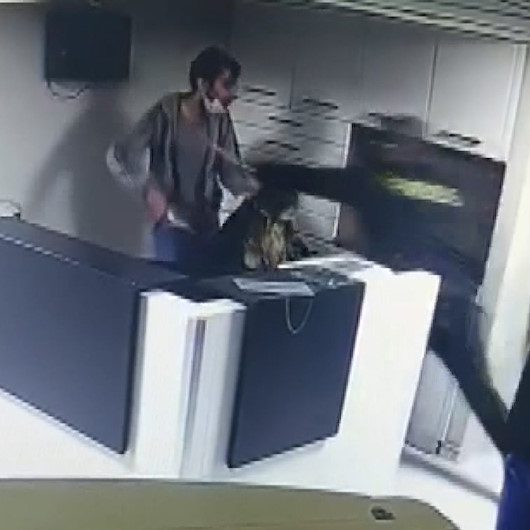 Şişlide hemşireyi rehin alan bıçaklı saldırganın polis tarafından etkisiz hale getirildiği anlar